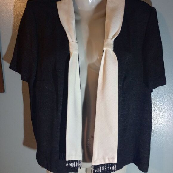 Short sleeve open top with beaded trimmed bow detail - Picture 4 of 9